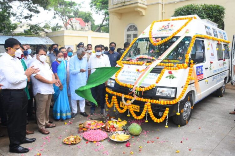 ಪಶು ಸಂಜೀವಿನಿ ವಾಹನಕ್ಕೆ ಚಾಲನೆ ನೀಡಿದ ಎಸ್.ಟಿ.ಸೋಮಶೇಖರ್